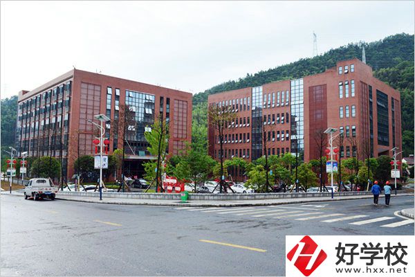 安化縣職業(yè)中專學校資助體系怎么樣？學校建設怎么樣？