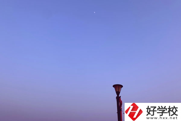 張家界旅游職業(yè)學(xué)校校園環(huán)境怎么樣？